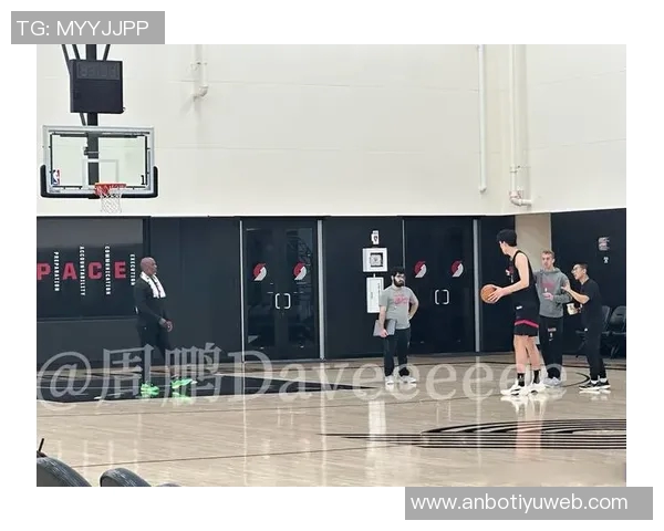 比卢普斯谈杨瀚森训练中的战术理解问题并提供详细指导